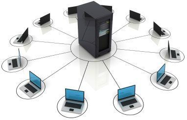 Varias computadoras conectadas a un hosting compartido